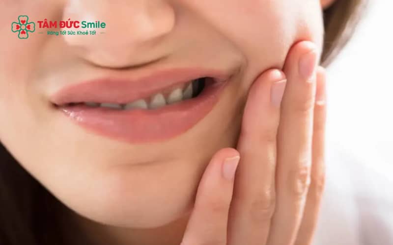 Cứng hàm sau nhổ răng khôn thường giảm dần sau vài ngày đến một tuần tùy mức độ và cách chăm sóc