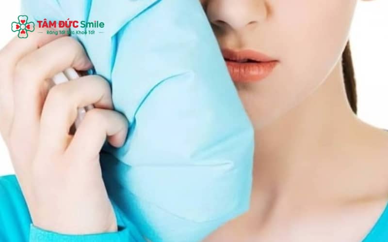 Sau nhổ răng khôn, nên chườm lạnh trong 1–2 ngày đầu và chỉ chườm nóng sau 48–72 giờ để giảm sưng hiệu quả.
