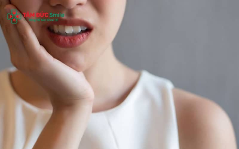 Chườm lạnh, dùng thuốc đúng chỉ định và chăm sóc đúng cách giúp giảm sưng nhanh sau nhổ răng khôn.