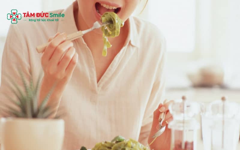 Sau khi trám răng, người bệnh nên chờ một thời gian trước khi ăn để miếng trám ổn định.