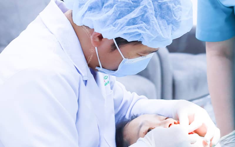 Quy trình trám răng chuẩn gồm thăm khám, làm sạch mô răng sâu, trám phục hồi và kiểm tra khớp cắn