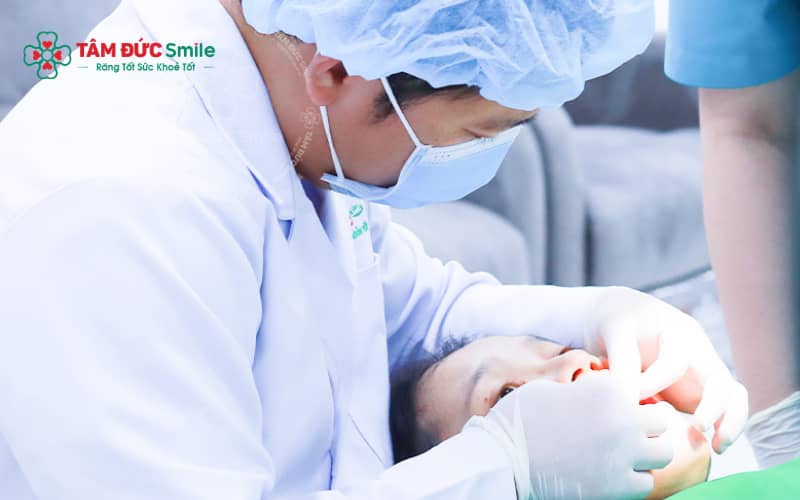 Tụt lợi nhẹ là giai đoạn đầu, nếu không xử lý có thể gây ê buốt và tổn thương răng nghiêm trọng.
