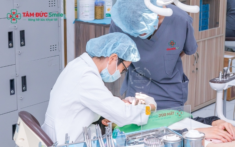 Nhiều yếu tố như tình trạng răng, phương pháp niềng và sự hợp tác của bệnh nhân có thể khiến thời gian niềng kéo dài.