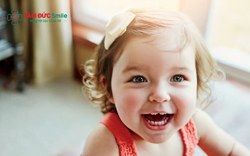 Gãy răng cửa ở trẻ 2 tuổi có thể gây đau, chảy máu và tiềm ẩn nguy cơ viêm nhiễm nếu không xử lý kịp thời
