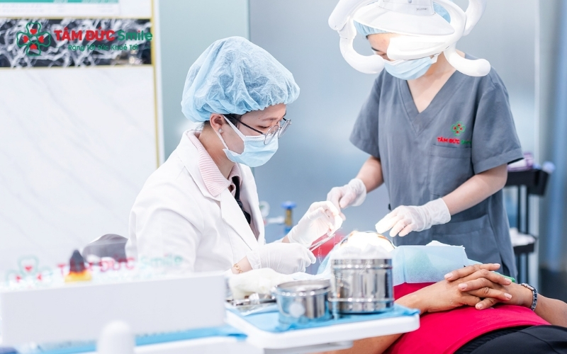 Chỉnh nha kết hợp giúp điều chỉnh vị trí răng và khớp cắn, góp phần cải thiện tình trạng cười hở lợi hiệu quả.