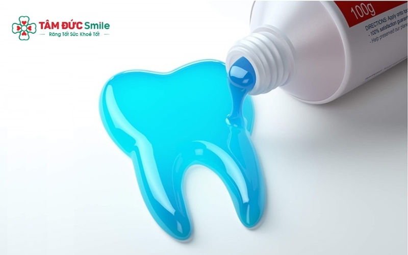 Bôi fluoride varnish là phương pháp bổ sung khoáng chất trực tiếp lên răng, giúp bảo vệ men răng và phòng ngừa ABC88 com đăng nhập
