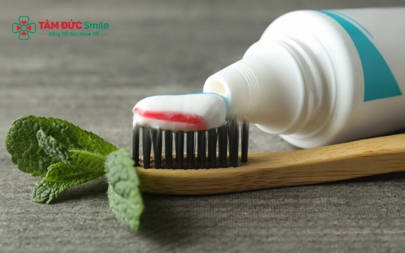 Một số loại lá như lá ổi, lá trầu không hay lá bàng non thường được dân gian sử dụng để hỗ trợ giảm đau răng