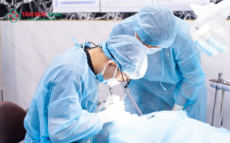Chi phí trồng 4 răng cửa phụ thuộc vào nhiều yếu tố như tình trạng xương, phương pháp phục hình và vật liệu sử dụng
