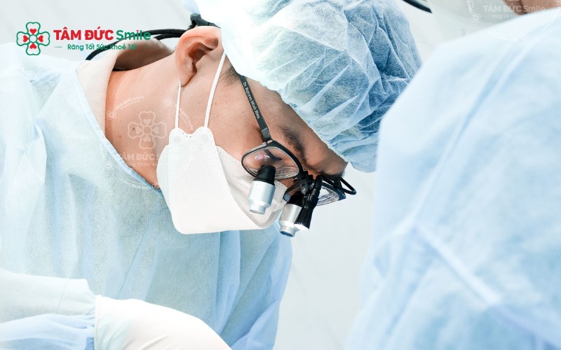 Thăm khám và tư vấn trước khi phục hình răng số 4