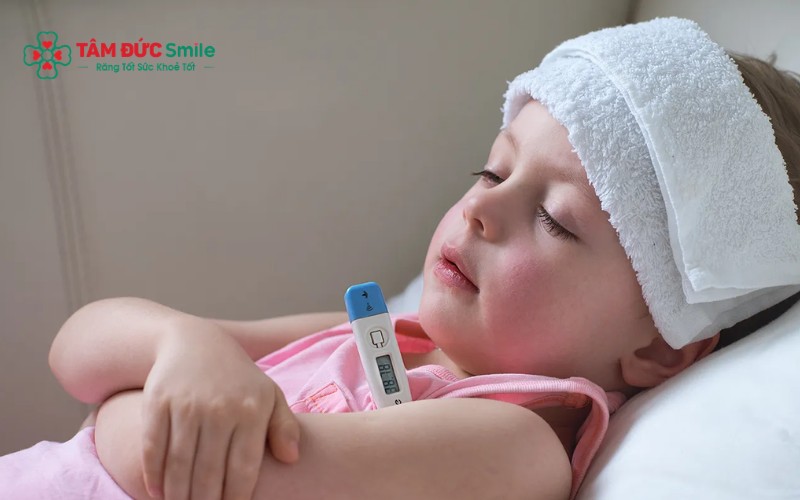 Khi trẻ sốt cao, cha mẹ cần theo dõi nhiệt độ, hạ sốt đúng cách và đưa trẻ đi khám nếu cần thiết