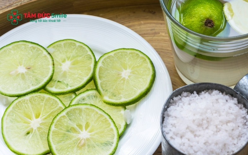 Sử dụng các nguyên liệu tự nhiên như baking soda, chanh và muối là những mẹo dân gian giúp hỗ trợ làm mềm mảng bám tại nhà.