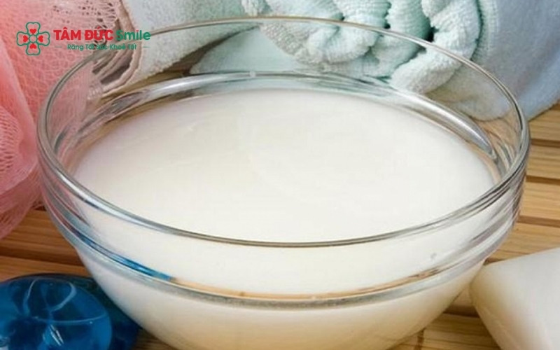 Nước vo gạo chứa hàm lượng Vitamin PP và các dưỡng chất giúp tẩy sạch mảng bám và làm sáng men răng tự nhiên