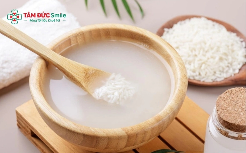 Sử dụng phần nước vo gạo lắng đọng dưới đáy để đạt hiệu quả làm trắng răng cao nhất