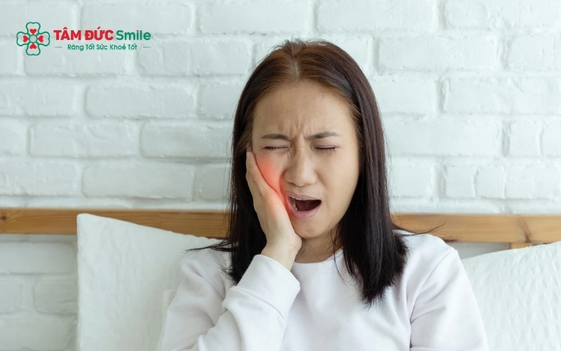 Việc nhai thịt dai đòi hỏi răng phải hoạt động với cường độ mạnh, gây áp lực lên dây thần kinh và vùng nướu đang bị viêm, khiến cơn đau bùng phát dữ dội
