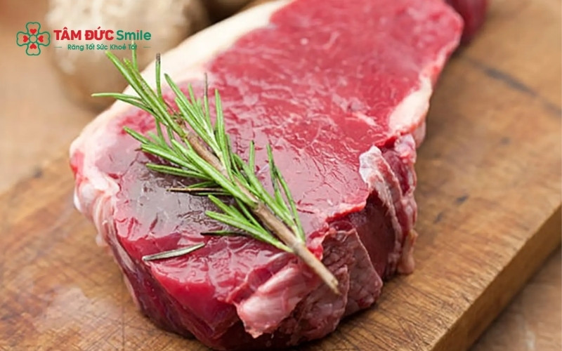  Thay vì thịt dai, hãy chuyển sang các món ăn mềm, lỏng, dễ nuốt để giúp răng được nghỉ ngơi mà vẫn đảm bảo cung cấp đủ dinh dưỡng cho cơ thể