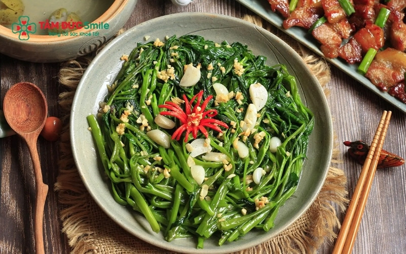 Đặc tính sợi dai và cấu tạo rỗng của thân rau muống rất dễ bị dắt vào các lỗ sâu hoặc kẽ răng đang bị viêm, tạo áp lực lớn lên dây thần kinh khi nhai