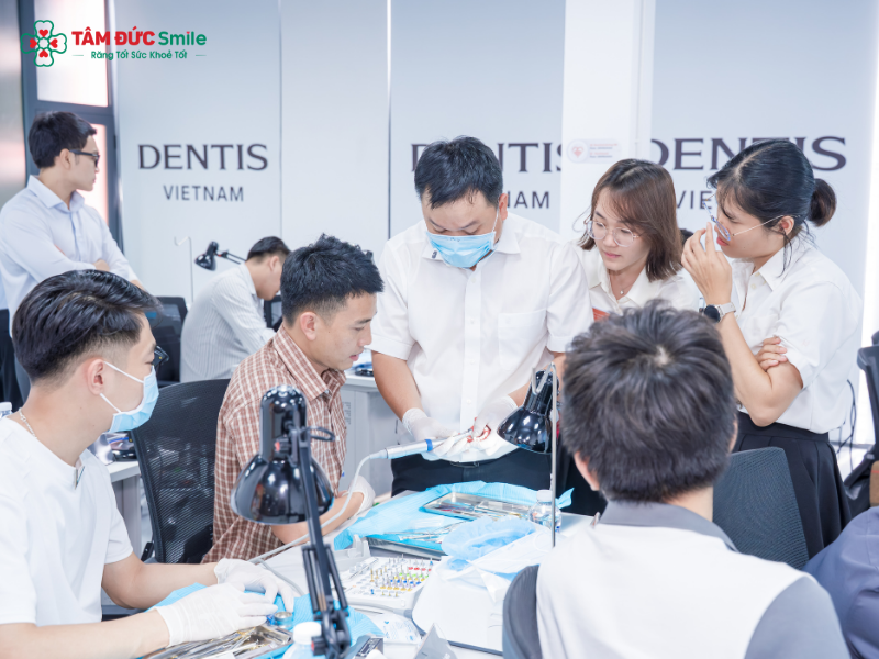 dentis-vietnam-to-chuc-workshop-thuc-chien-implant-can-ban-va-nang-xoang-kin-cung-bs-ngo-minh-tri-3