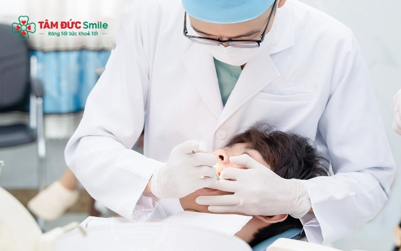 Cạo vôi răng kết hợp đánh bóng là giải pháp hiệu quả nhất để loại bỏ các vết đen do thực phẩm bám trên bề mặt răng.