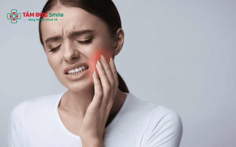Khi cơn đau xuất hiện dữ dội về đêm, đau lan lên đầu hoặc đau khi chạm vào răng, đó là lúc tủy đã bị tổn thương nghiêm trọng.