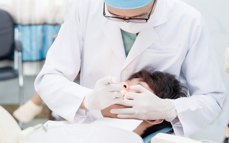 Điều trị tủy triệt để kết hợp làm sạch ổ mủ giúp loại bỏ hoàn toàn vi khuẩn và bảo tồn răng thật tối đa.