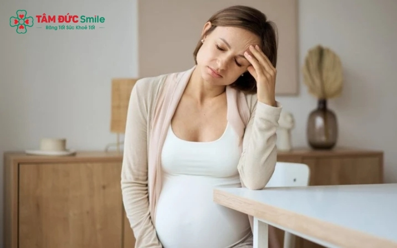 Thay đổi nội tiết tố trong thai kỳ là nguyên nhân hàng đầu khiến nướu nhạy cảm và dễ bị vi khuẩn tấn công