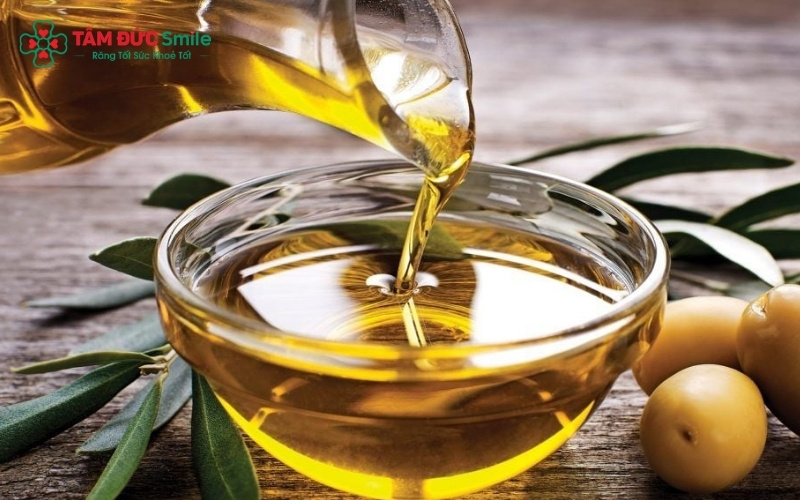 Lựa chọn dầu oliu nguyên chất (Extra Virgin) là chìa khóa để làm trắng răng an toàn tại nhà.
