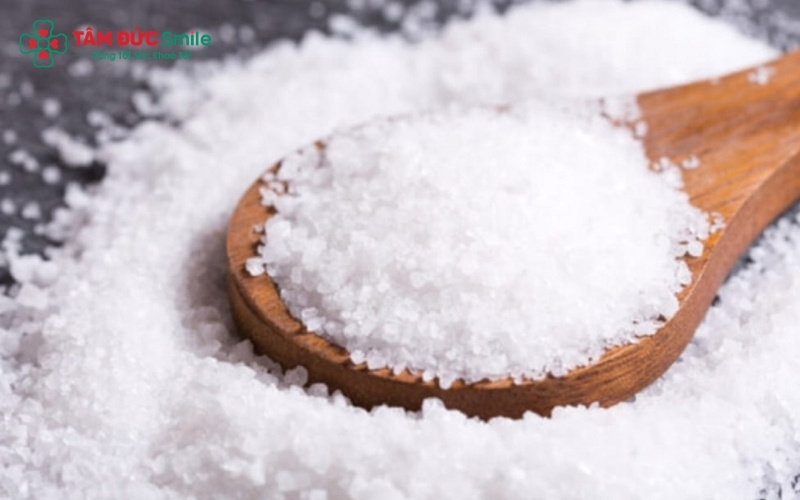 Muối có tính sát khuẩn và khả năng mài mòn nhẹ, giúp loại bỏ một phần mảng bám trên bề mặt răng