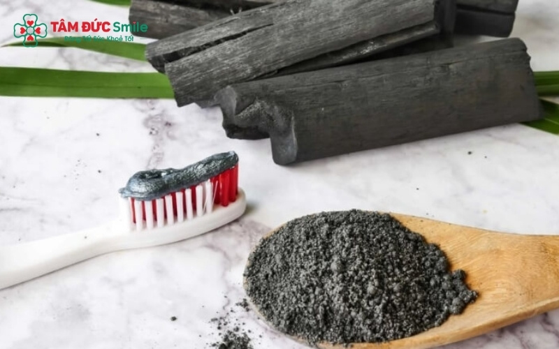 Việc lạm dụng than hoạt tính có thể gây bào mòn men răng vĩnh viễn, khiến răng trở nên nhạy cảm hơn.