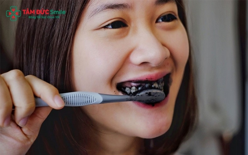 Than hoạt tính thường được sử dụng dưới dạng bột mịn để chà xát lên bề mặt răng nhằm loại bỏ vết ố.