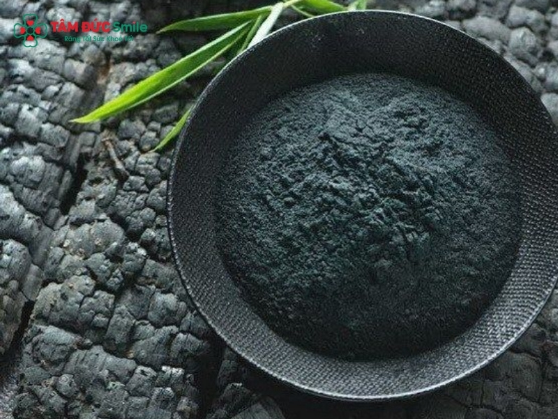 Cách làm trắng răng bằng than hoạt tính có an toàn, hiệu quả không?