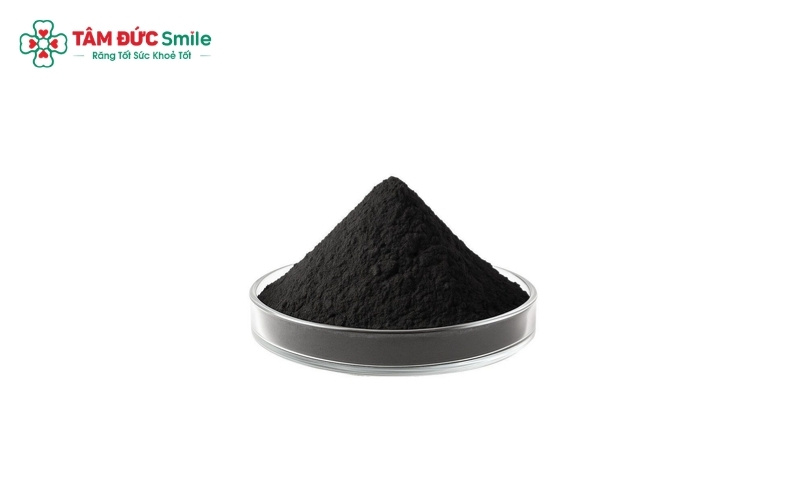 Đánh răng bằng than hoạt tính là xu hướng làm đẹp được nhiều người ưa chuộng vì tính tiện lợi và giá thành rẻ
