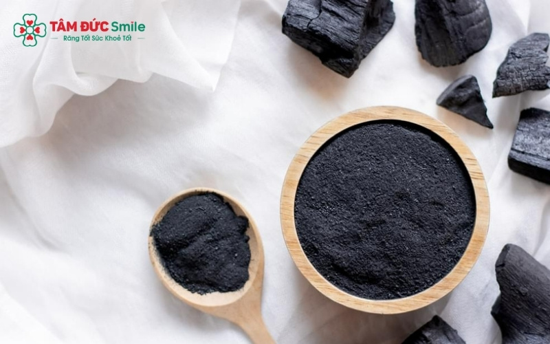 Than hoạt tính là giải pháp làm trắng răng tại nhà được nhiều người lựa chọn vì tính tiện lợi và chi phí rẻ
