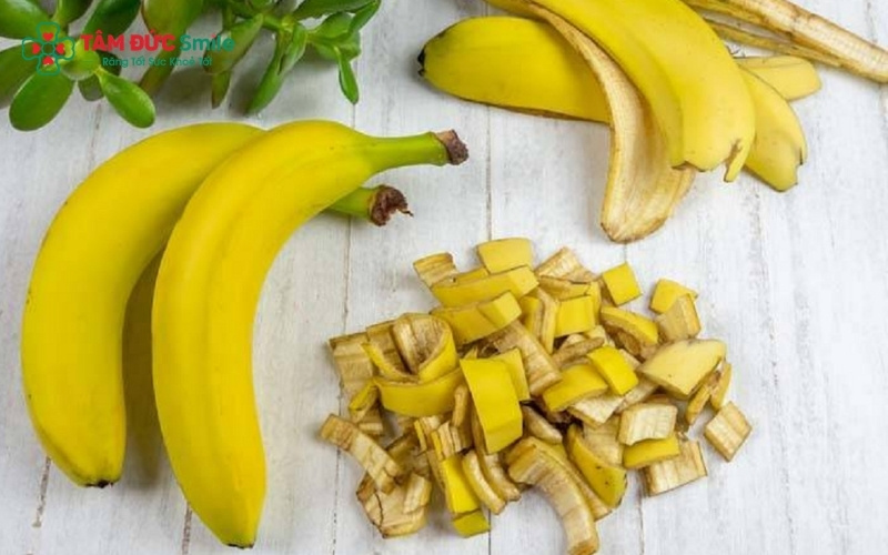 Tránh kết hợp vỏ chuối với axit mạnh như chanh để không làm bào mòn men răng.