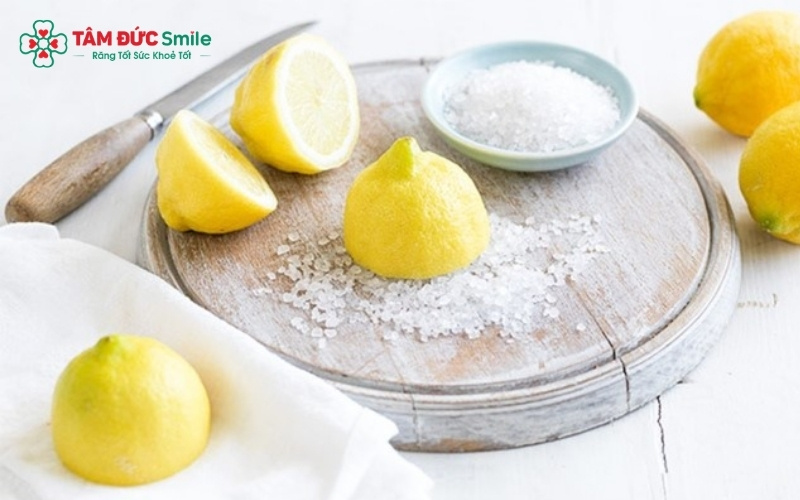 Sử dụng các chất có tính axit hoặc mài mòn cao quá mức sẽ làm tổn thương cấu trúc răng vĩnh viễn.