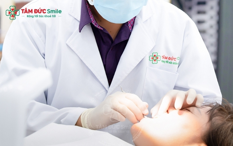 Cạo vôi răng định kỳ là phương pháp quan trọng để loại bỏ triệt để nơi trú ngụ của vi khuẩn gây mùi mà bàn chải thông thường không làm được