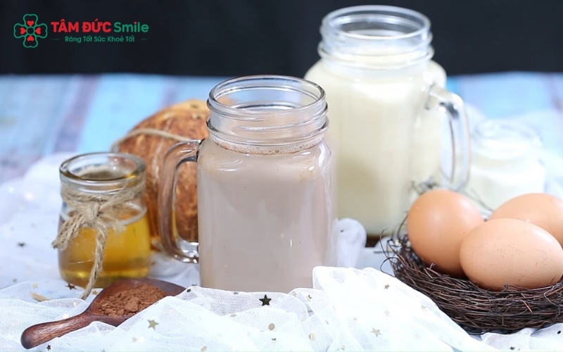 Ưu tiên các thực phẩm màu trắng hoặc không màu trong thực đơn hằng ngày để giữ cho răng luôn trắng sáng sau khi tẩy