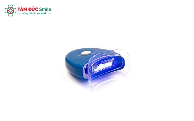 Đèn tẩy trắng răng là thiết bị y tế hiện đại giúp kích hoạt thuốc tẩy trắng để mang lại kết quả nhanh chóng tại phòng khám.
