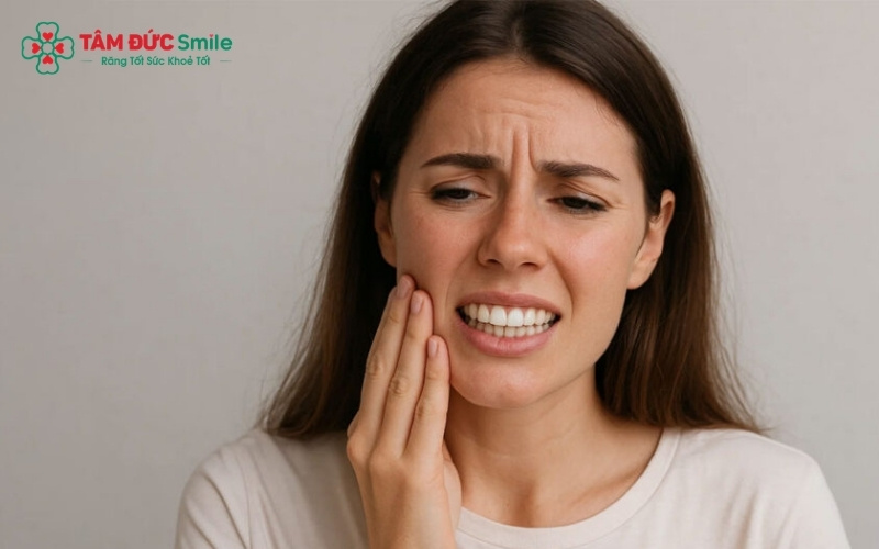 Thuốc tẩy trắng tác động làm mở các ống ngà để loại bỏ sắc tố xỉn màu, đây là nguyên nhân chính gây ra cảm giác ê buốt tạm thời cho răng.