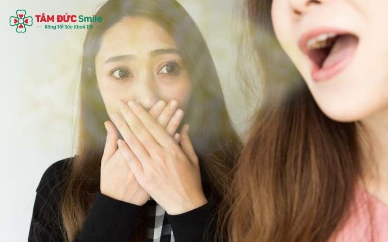 Hôi miệng nặng khiến người mắc phải luôn cảm thấy tự ti, ngại ngùng và gặp nhiều khó khăn trong giao tiếp hàng ngày.