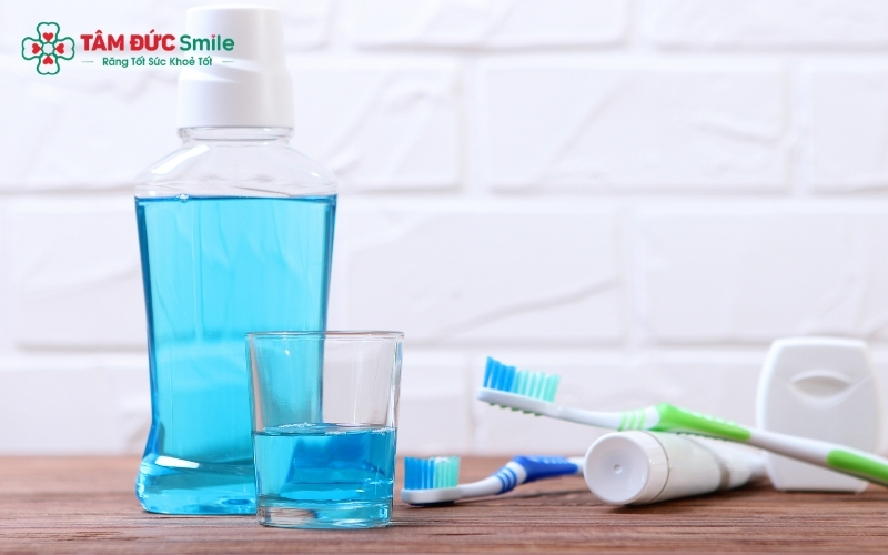 Súc miệng trong ít nhất 30 giây và không ăn uống ngay sau đó để các hoạt chất có thời gian phát huy tối đa tác dụng bảo vệ răng.