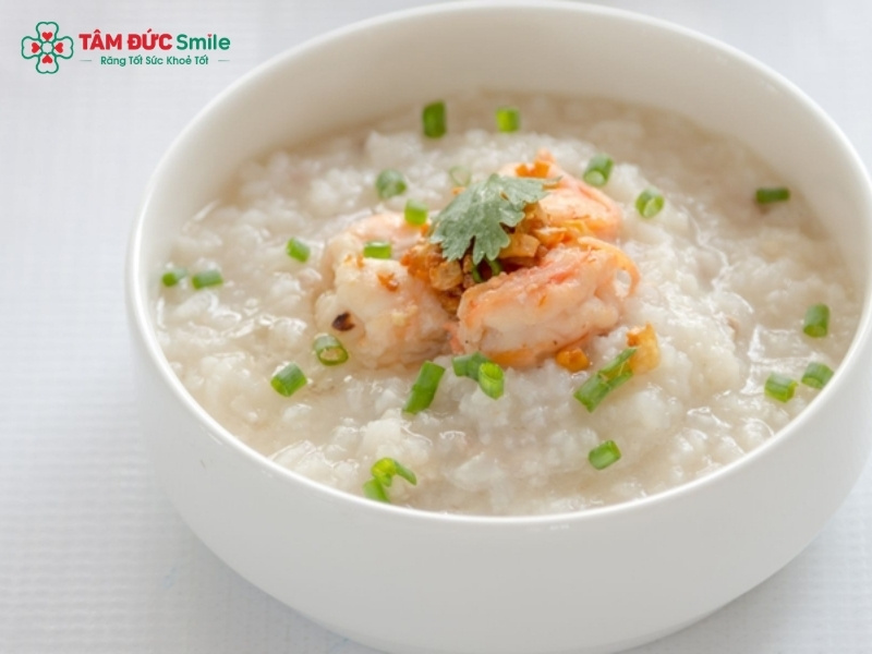 Ưu tiên các thực phẩm mềm, lỏng và nguội trong những ngày đầu giúp hạn chế tác động đến vết thương, giúp huyệt ổ răng nhanh chóng ổn định