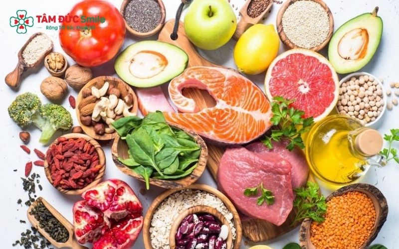 Ưu tiên các thực phẩm thuộc "chế độ ăn trắng" như ức gà, cá, cơm và sữa chua không đường để bảo vệ màu răng mới tẩy.