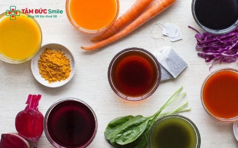 Tránh xa các loại thực phẩm và đồ uống có màu đậm trong những ngày đầu để ngăn chặn tình trạng răng bị tái bám màu nhanh chóng.