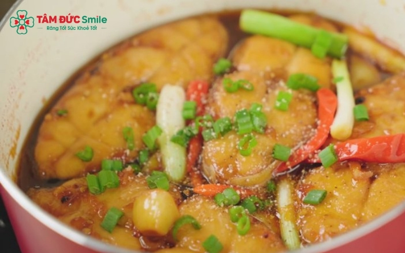 Các loại nước sốt đậm màu là "kẻ thù" hàng đầu làm răng bị ố vàng trở lại ngay sau khi tẩy