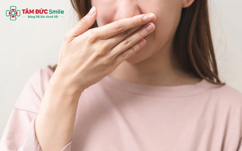 Hơi thở có mùi chua nồng vào buổi sáng kèm theo cảm giác nóng rát vùng ngực là những dấu hiệu điển hình của hôi miệng do trào ngược dạ dày