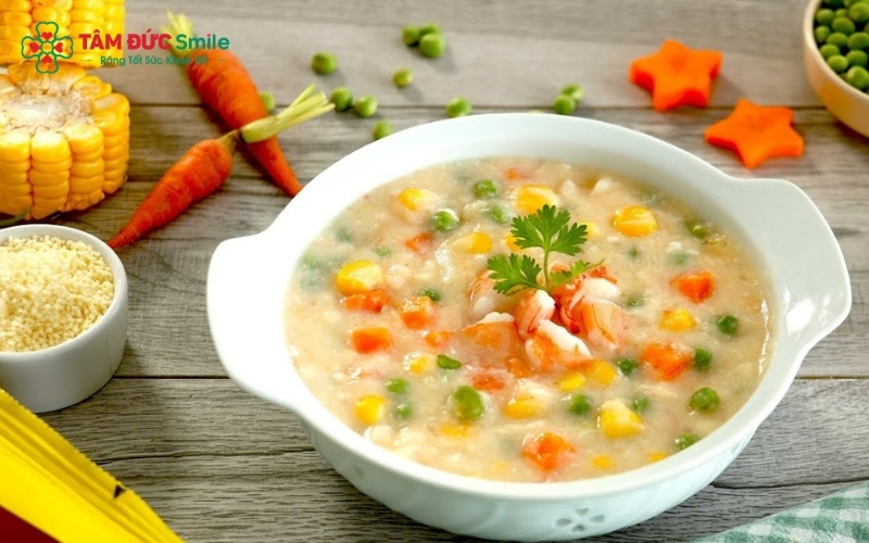 Trước khi nhổ răng khôn, bạn nên ăn một bữa no vừa phải với các thực phẩm dễ tiêu hóa để tránh bị hạ đường huyết trong quá trình tiểu phẫu.