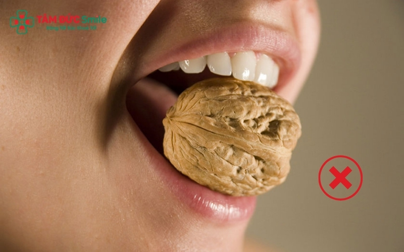 Các thực phẩm cay nóng, đồ cứng hoặc quá nhiều đường có thể gây kích ứng mạnh, khiến vùng nướu bị viêm trở nên đau nhức và sưng tấy nặng hơn