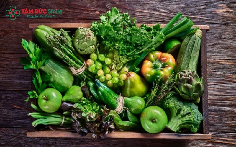 Ưu tiên các món ăn mềm, lỏng và giàu vitamin giúp cơ thể tăng cường sức đề kháng, hỗ trợ làm dịu vùng nướu đang tổn thương.