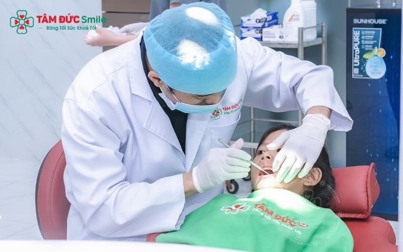 Điều trị tủy răng sữa là quy trình lấy sạch mô tủy nhiễm khuẩn, sau đó trám kín hoặc bọc mão sứ chuyên dụng để giữ răng ổn định cho đến khi thay răng vĩnh viễn.